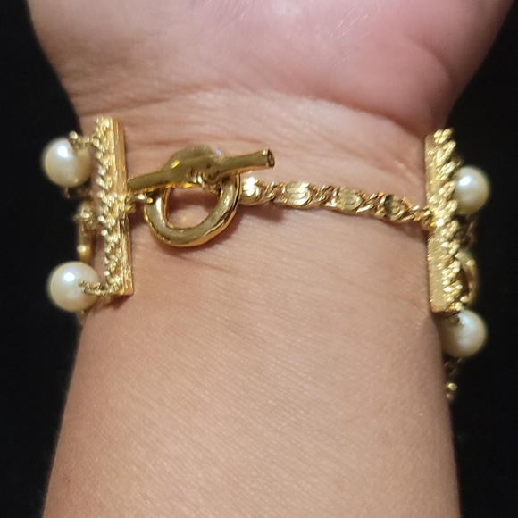 Vintage Joan Collins Signature  3 Strand Gold w/Pearls Bracelet - Picture 4 of 5